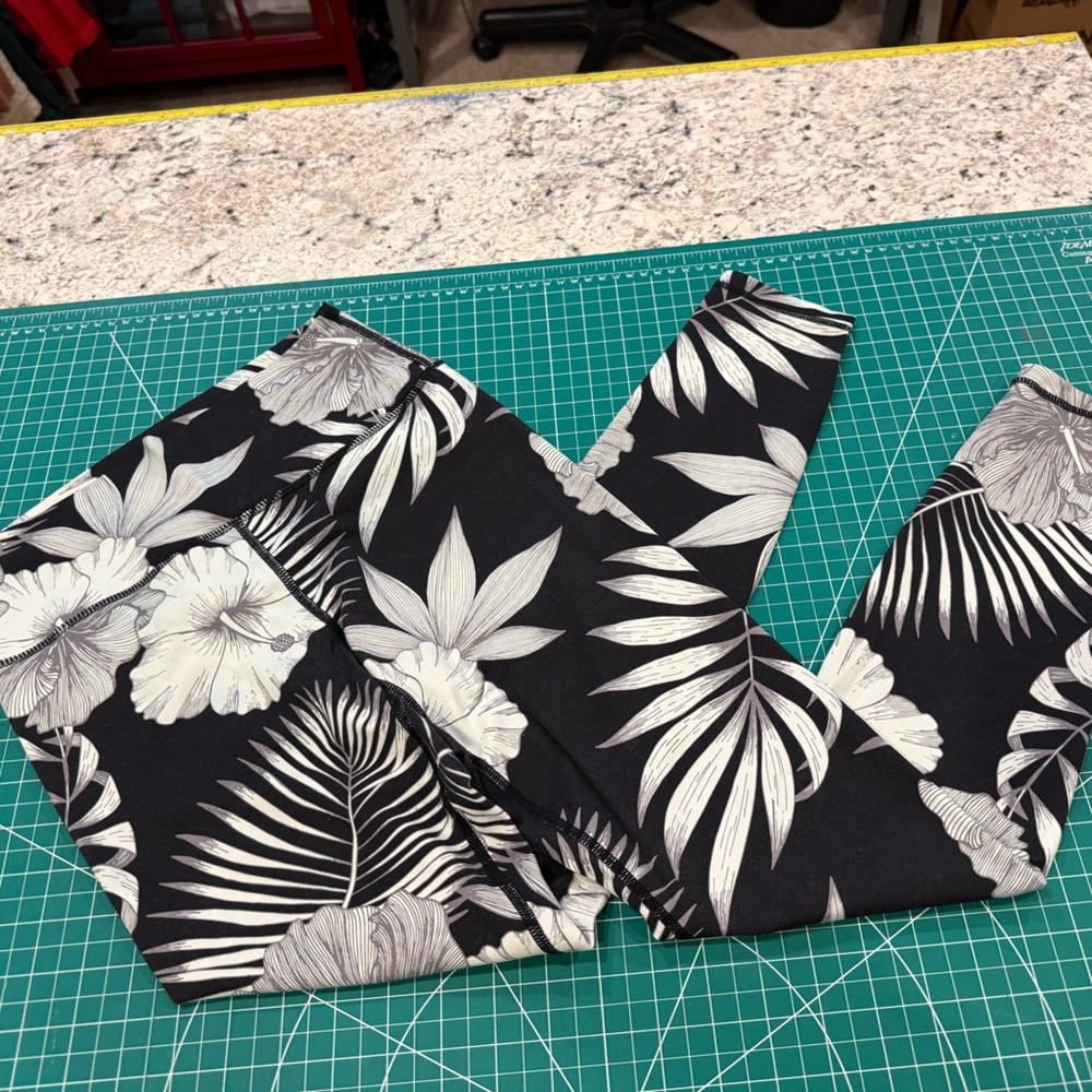 Spiritual Gangster Leggings Tropical Floral Yoga Pants Black White High Rise S - Picture 5 of 8